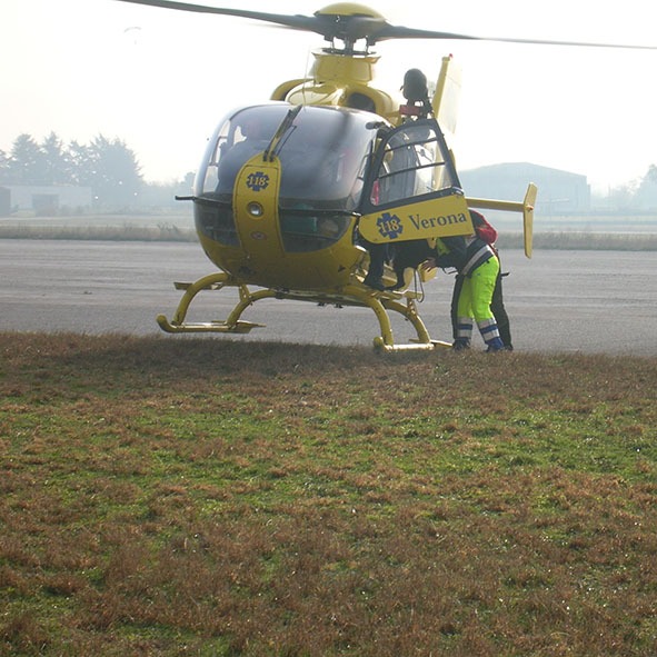 Un elicottero giallo da cui scende un uomo.