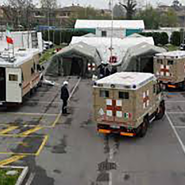 Un gruppo di ambulanze parcheggiate in un parcheggio.
