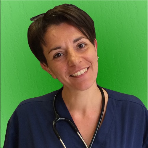 Una donna con uno stetoscopio davanti a uno sfondo verde.